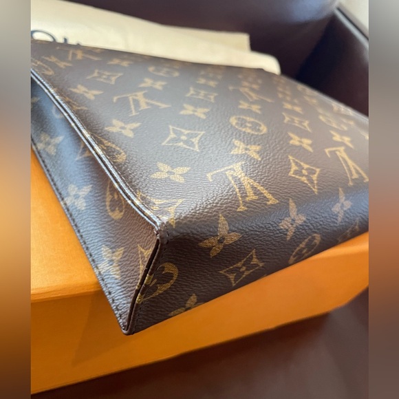 Like New Louis Vuitton Toiletry Pouch 26 - Picture 6 of 12